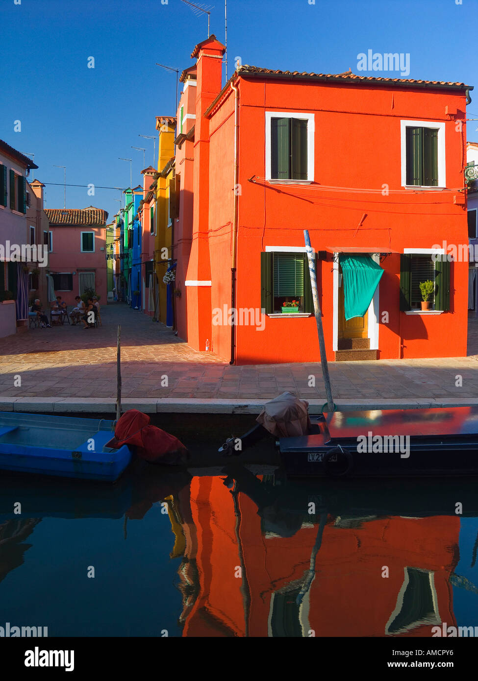 Case e barche, Isola di Burano, Laguna Veneziana, Italia Foto Stock