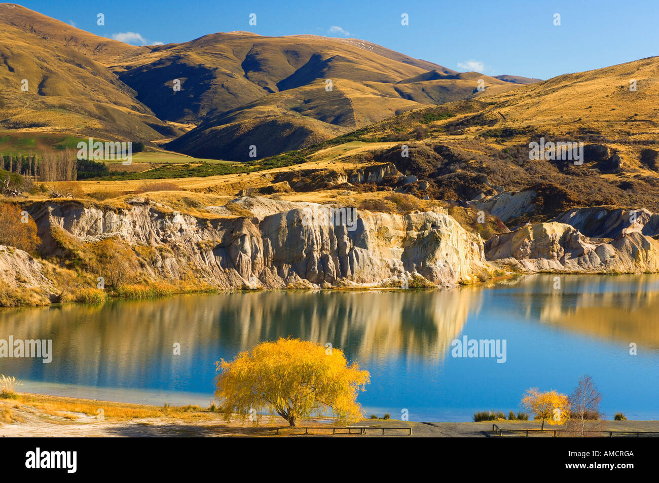 Panoramica delle colline e il lago, lago blu, San Bathans, Otago, Isola del Sud, Nuova Zelanda Foto Stock