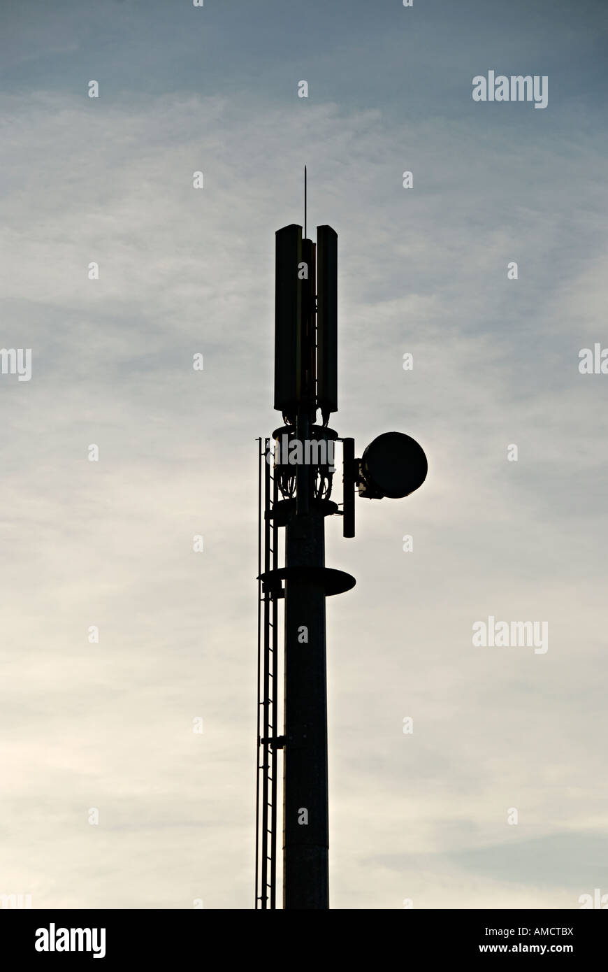 Telefono mobile e dell'antenna della stazione di base Foto Stock