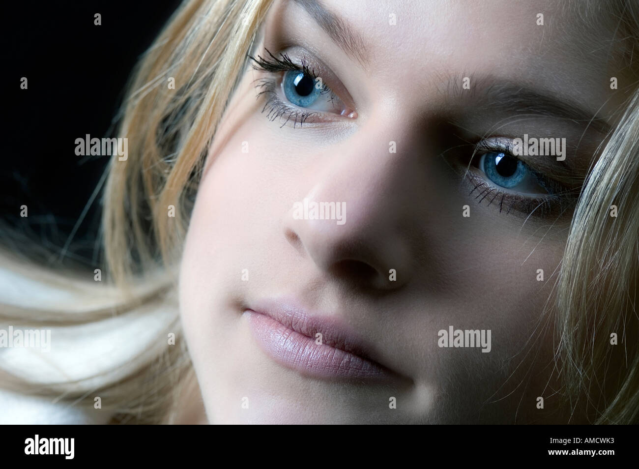 Giovane donna con i capelli lunghi e gli occhi blu Foto Stock