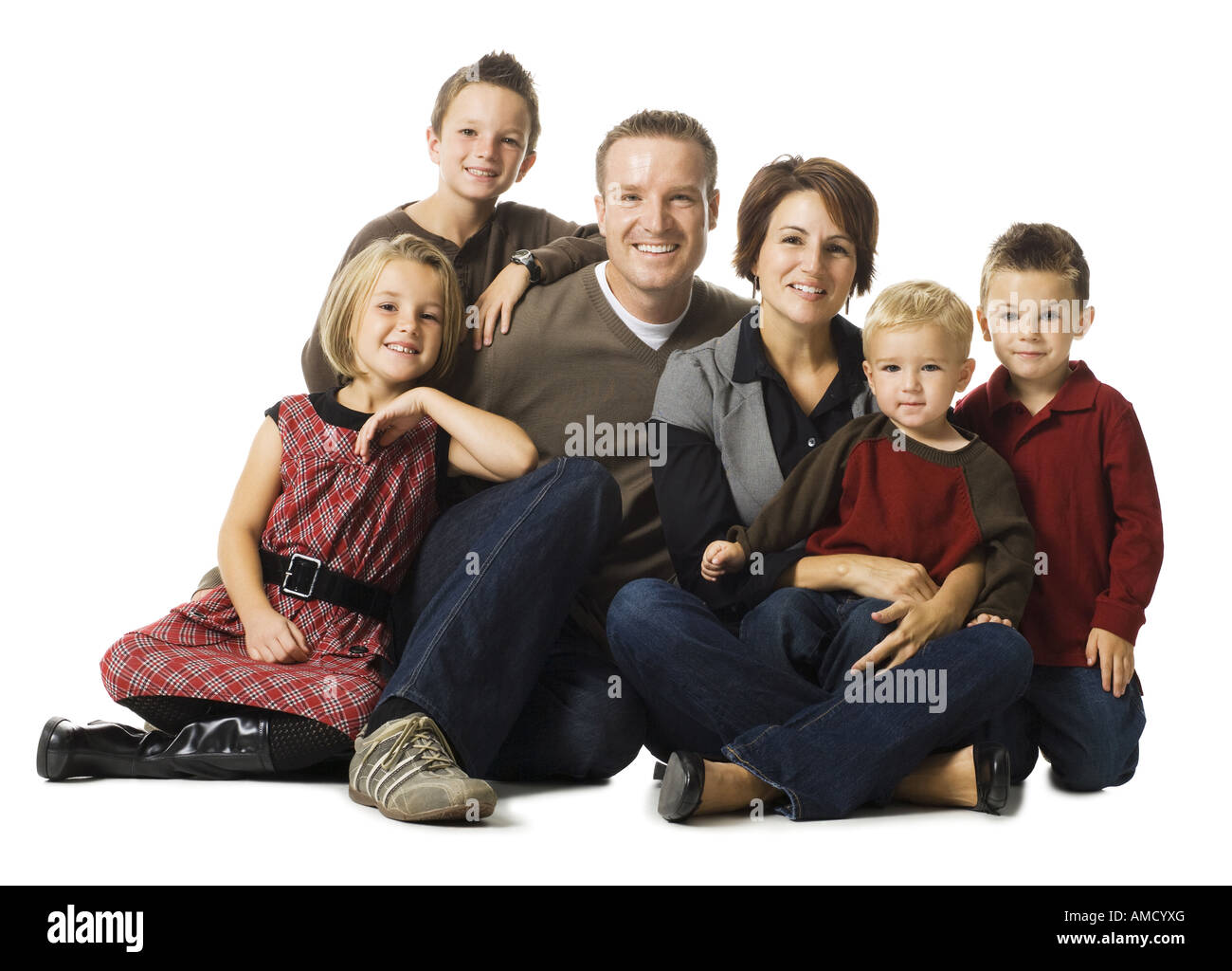 Famiglia di sei seduta zampe trasversale in posa e sorridente Foto Stock