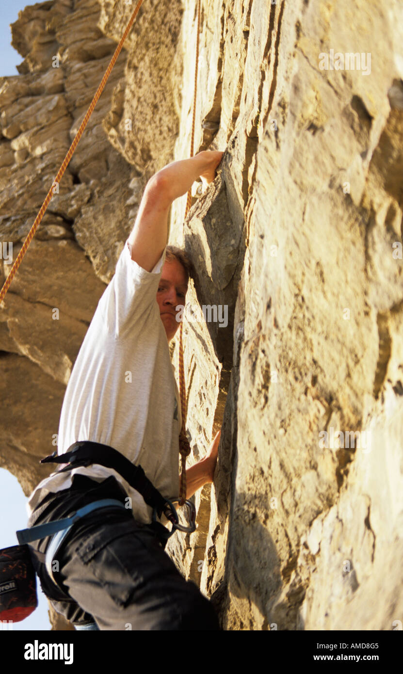 Rocciatore su 'Dancing Ledge' roccia calcarea Langton Matravers Swanage Inghilterra Dorset Regno Unito Foto Stock