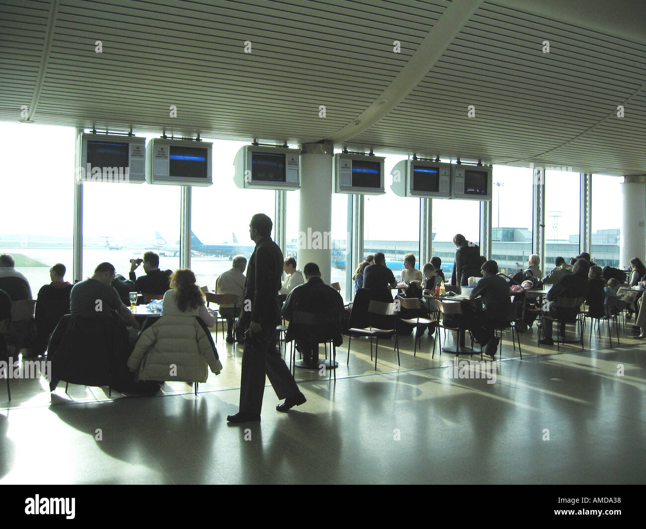 Aeroporto di Manchester UK Visualizzazione e area caffetteria Terminal 1 Foto Stock