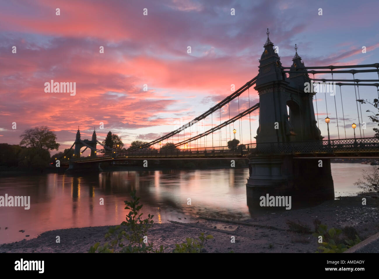 Hammersmith Bridge, Londra, sotto un tramonto in inverno. Foto Stock