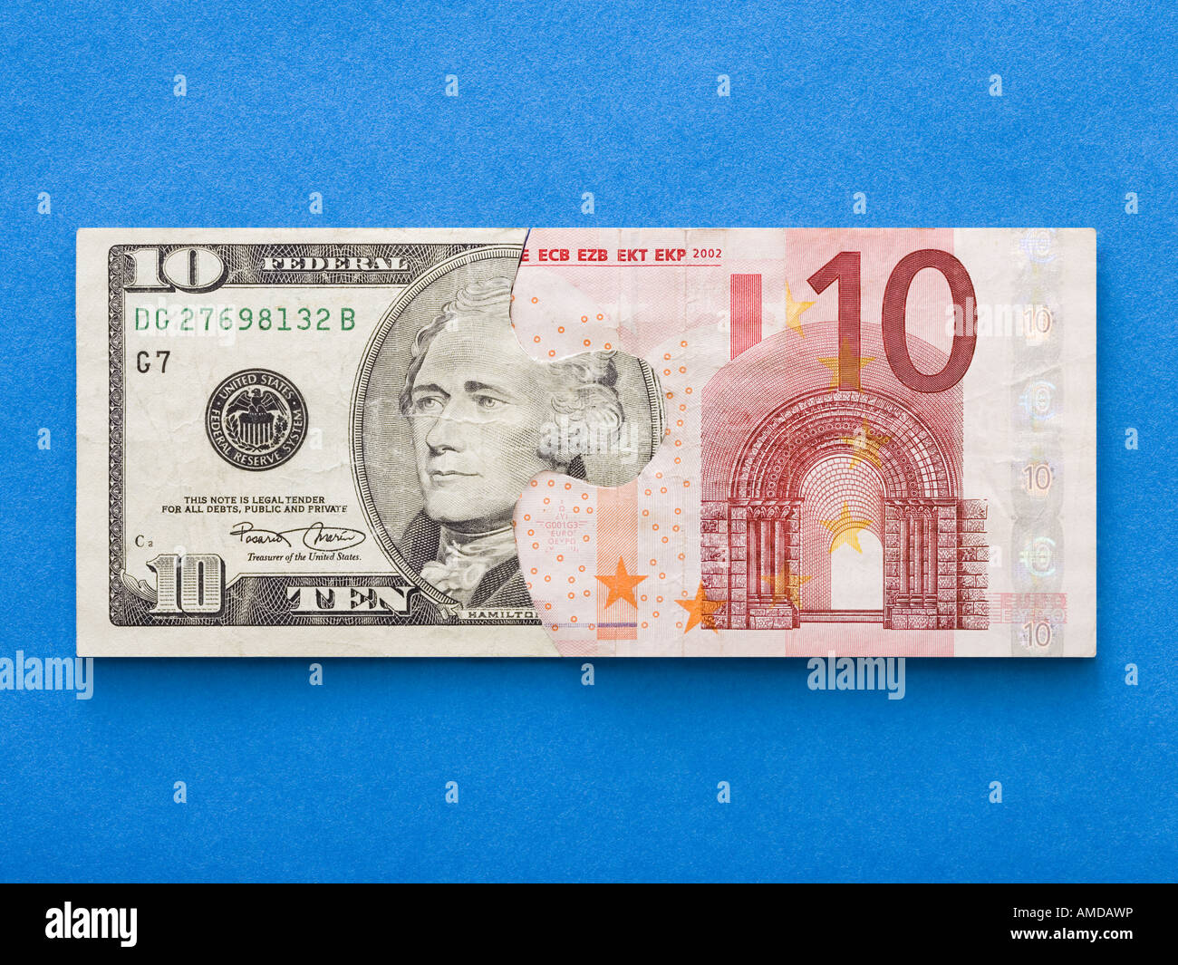 I pezzi del puzzle di dieci dollari e dieci di banconote in euro Foto Stock