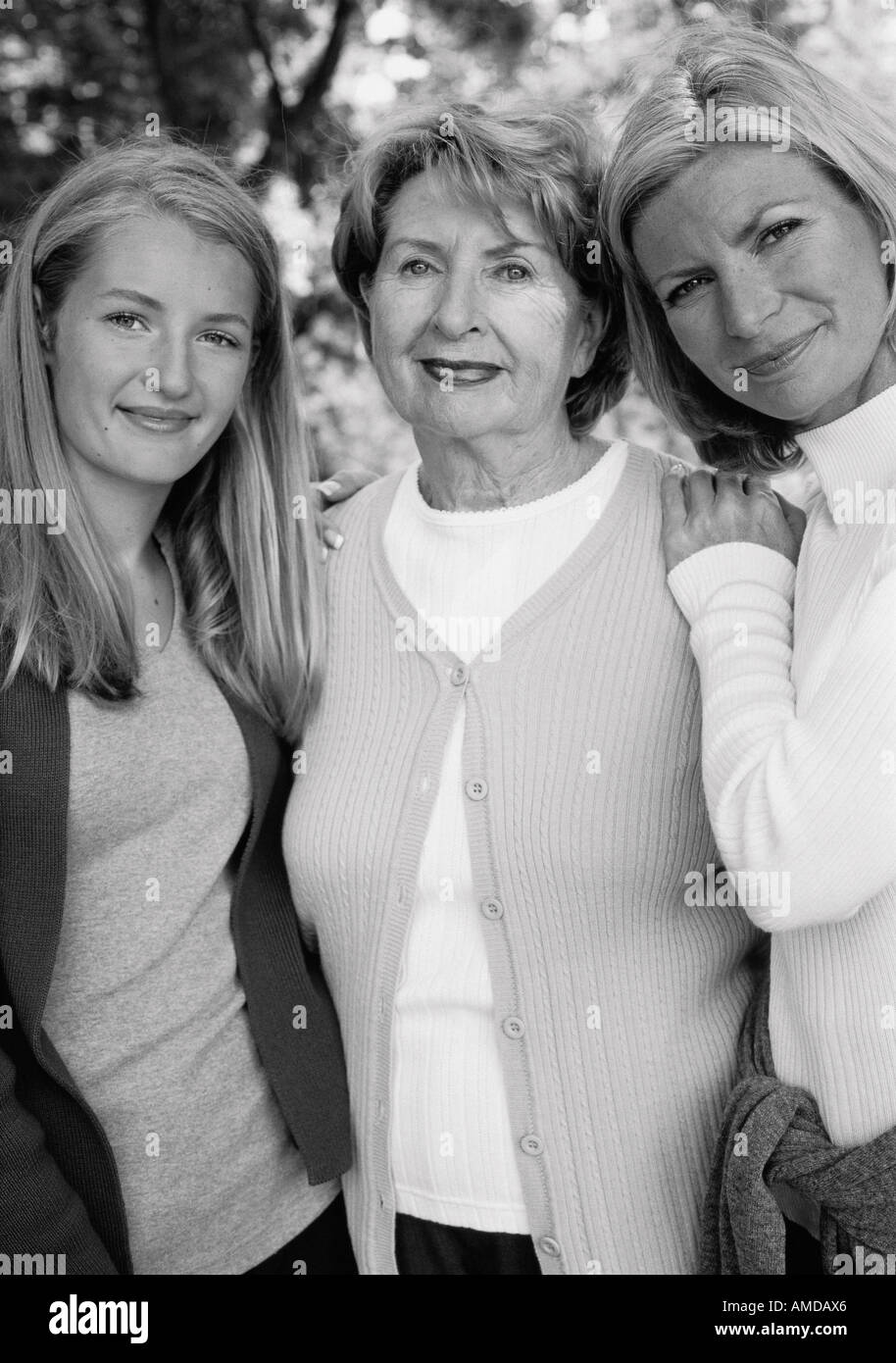Ritratto di nonna, madre e figlia in piedi all'aperto Foto Stock