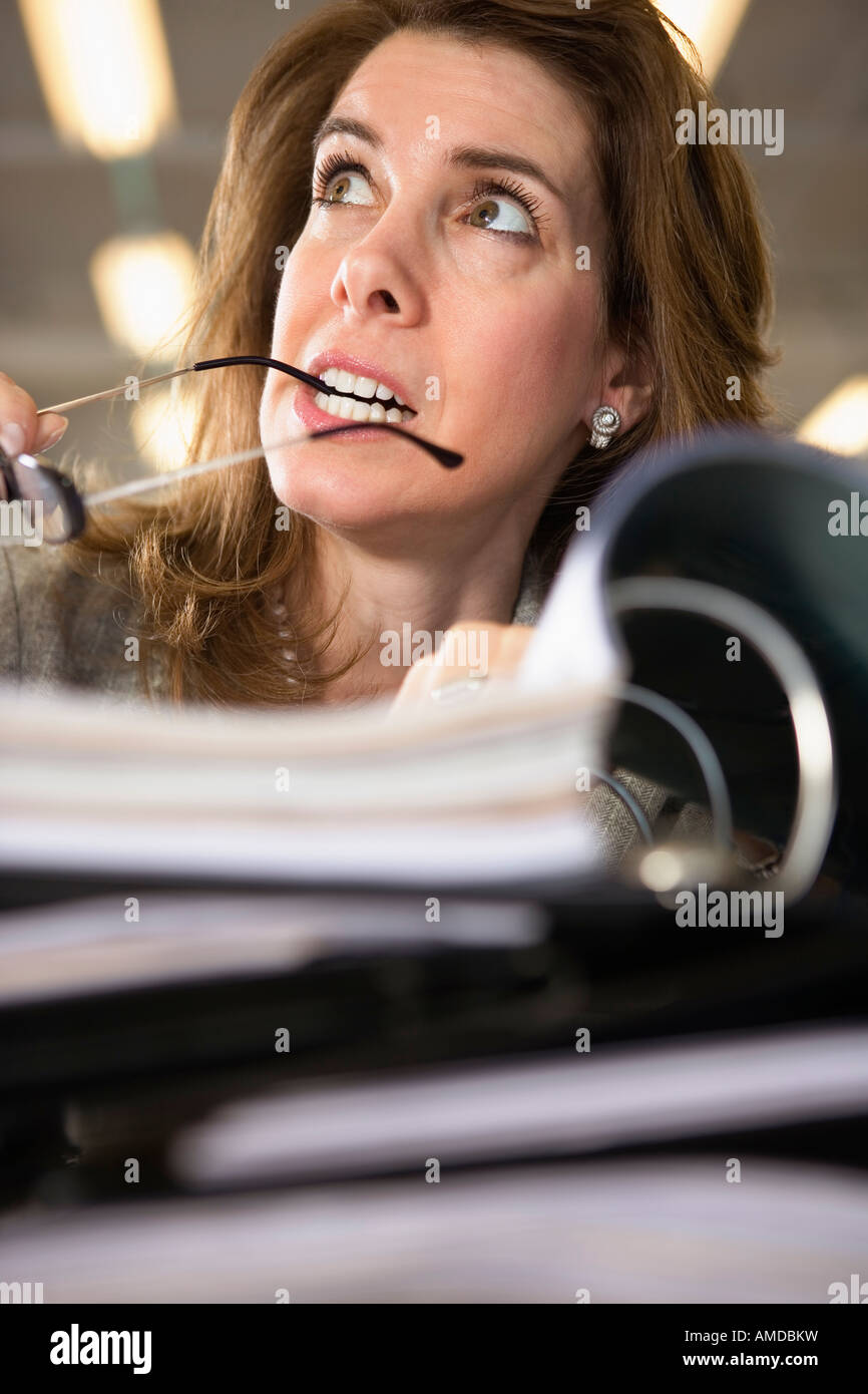 Vista di una donna teso con il carico di lavoro. Foto Stock