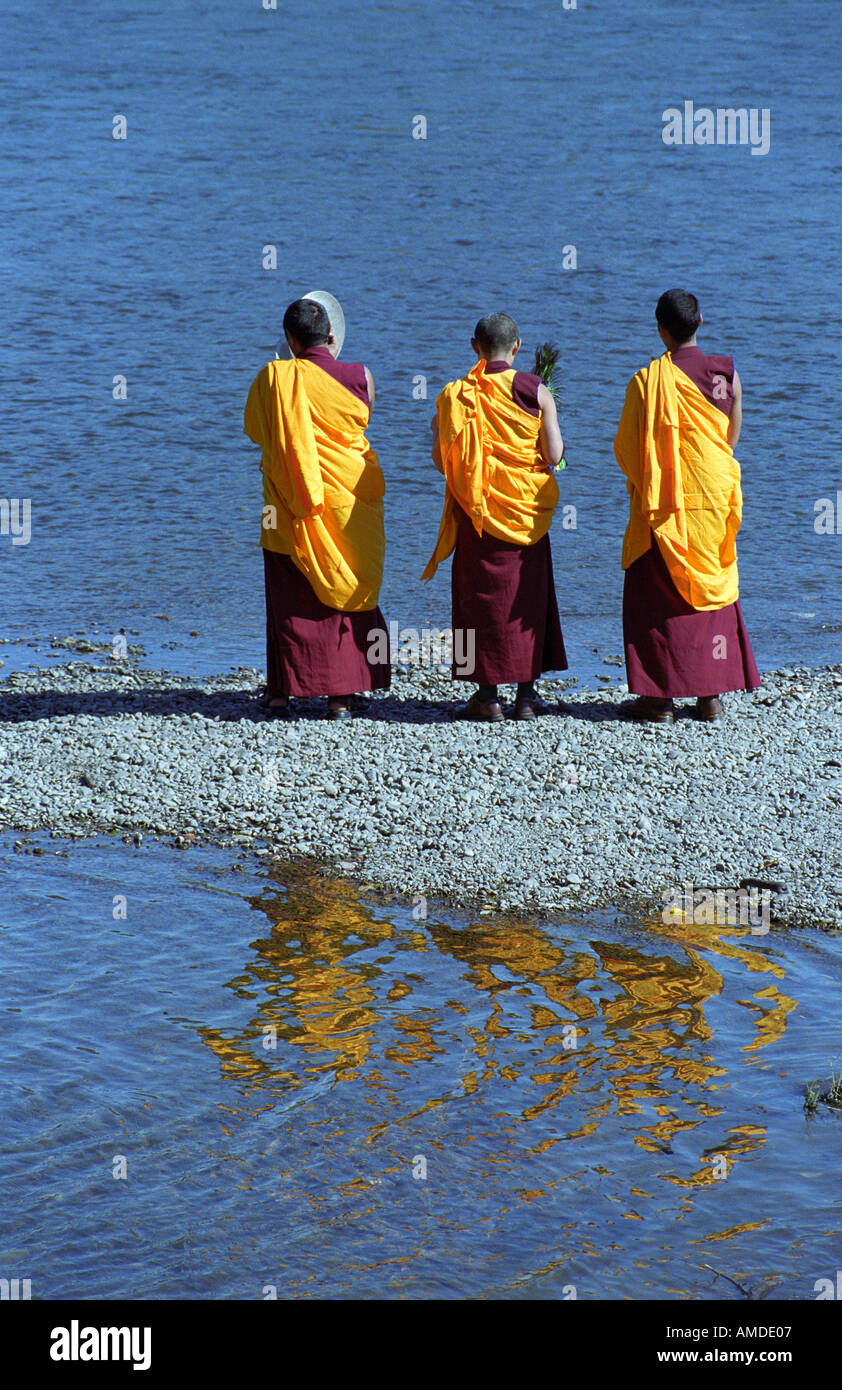 La sabbia da un mandala ceremonially è versata in un fiume di disperdere energie curative in tutto il mondo Foto Stock