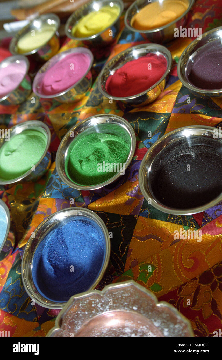 Sabbia colorata utilizzata nella creazione della sacra mandala Foto Stock