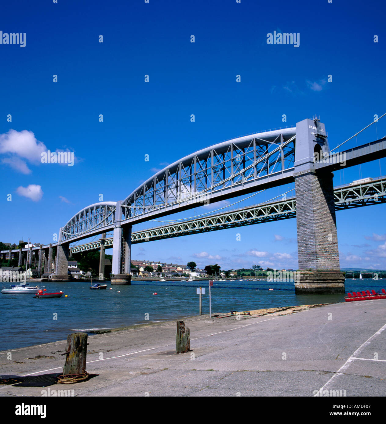 La ferrovia e la strada dei ponti che attraversano il fiume Tamar tra Devon e Cornwall, dal Plymouth shore, Inghilterra, Regno Unito. Foto Stock