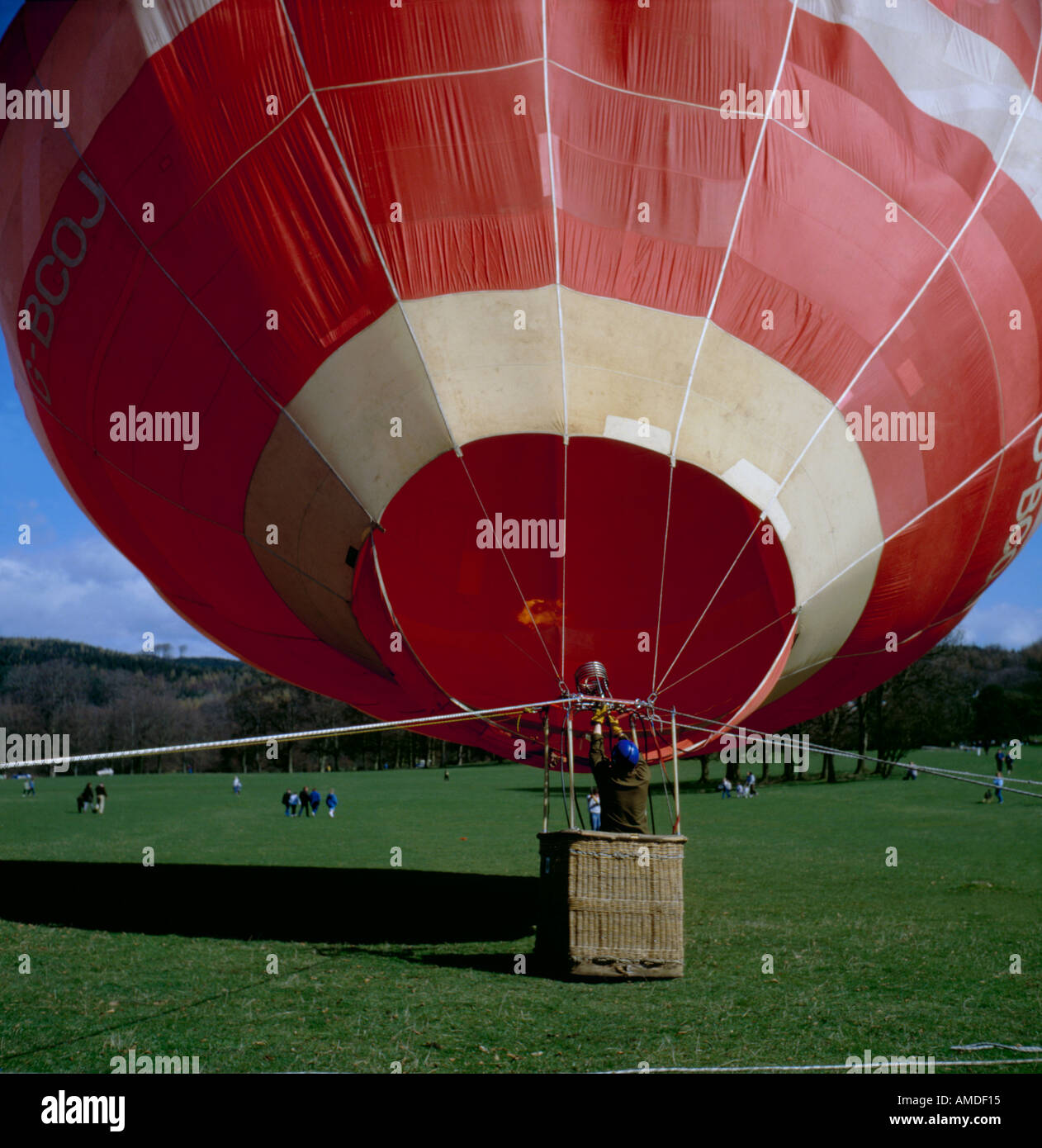 Utilizzando un bruciatore per gonfiare una mongolfiera Foto Stock