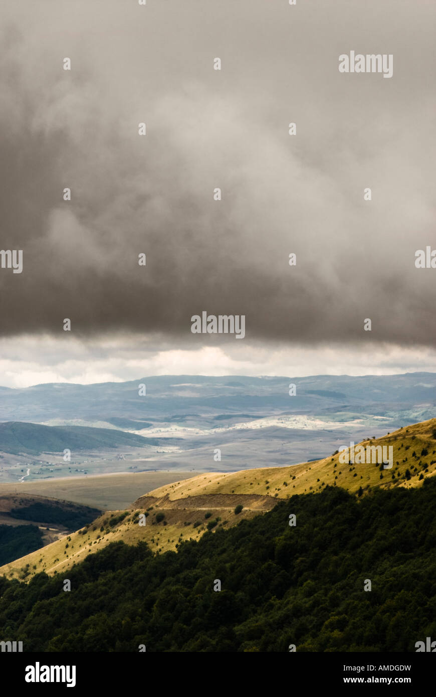 Nuvole incombenti sulla campagna serba nei pressi di Novi Pazar. Foto Stock