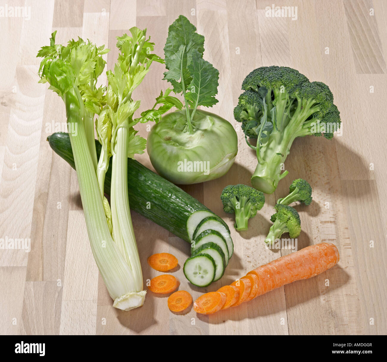 Verdure: Greenspouting Broccoli (Brassica oleracea silvestris), cetriolo Cucumis sativus), la carota (Daucus carota), tedesco rapa, levetta Sellery Foto Stock