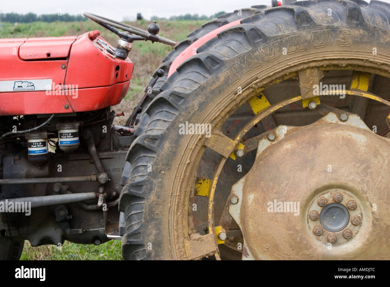 Trattore su scegliere il proprio mercato Giardino agriturismo Foto Stock