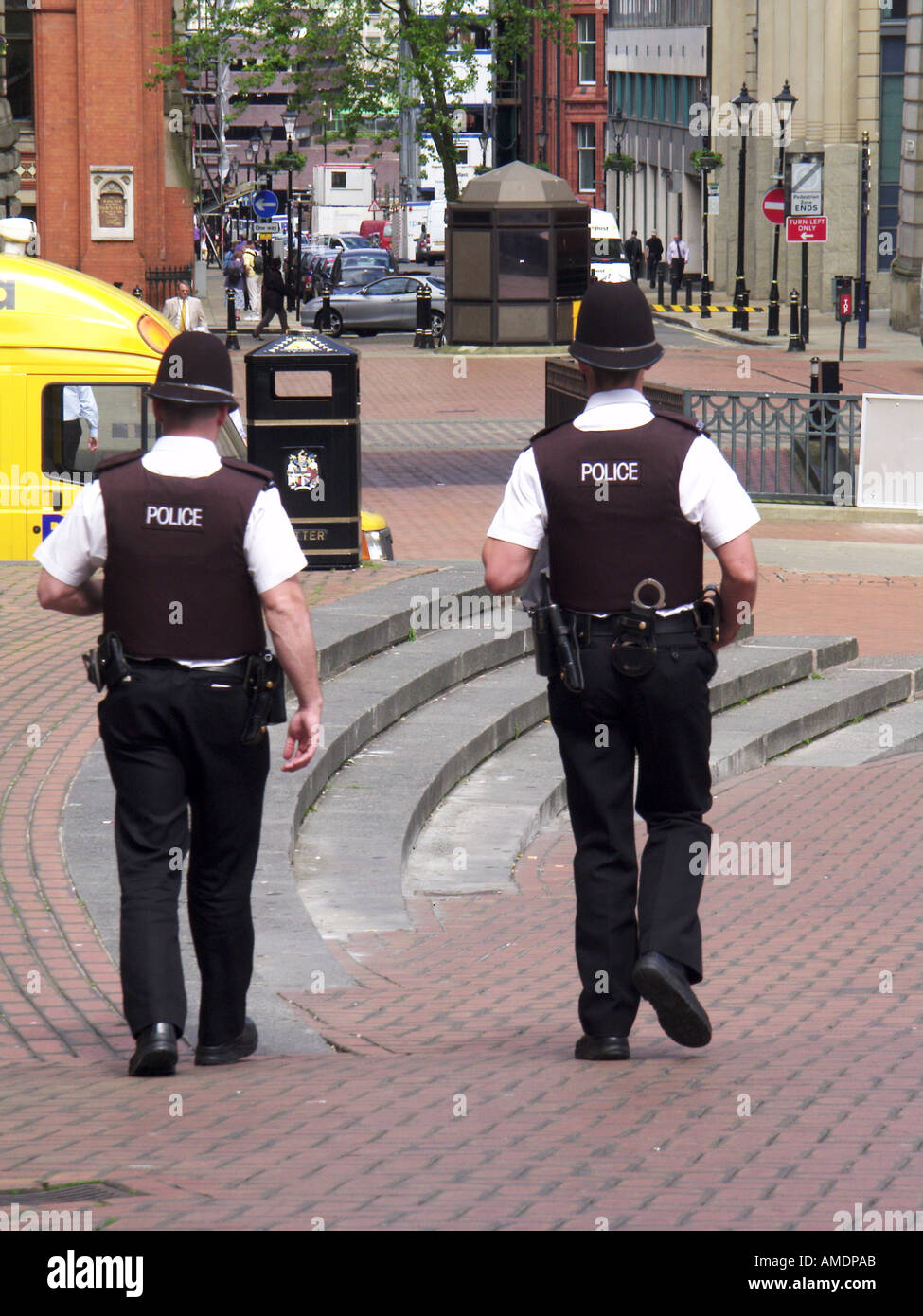 Birmingham City centratore funzionari di polizia a piedi patrol Foto Stock