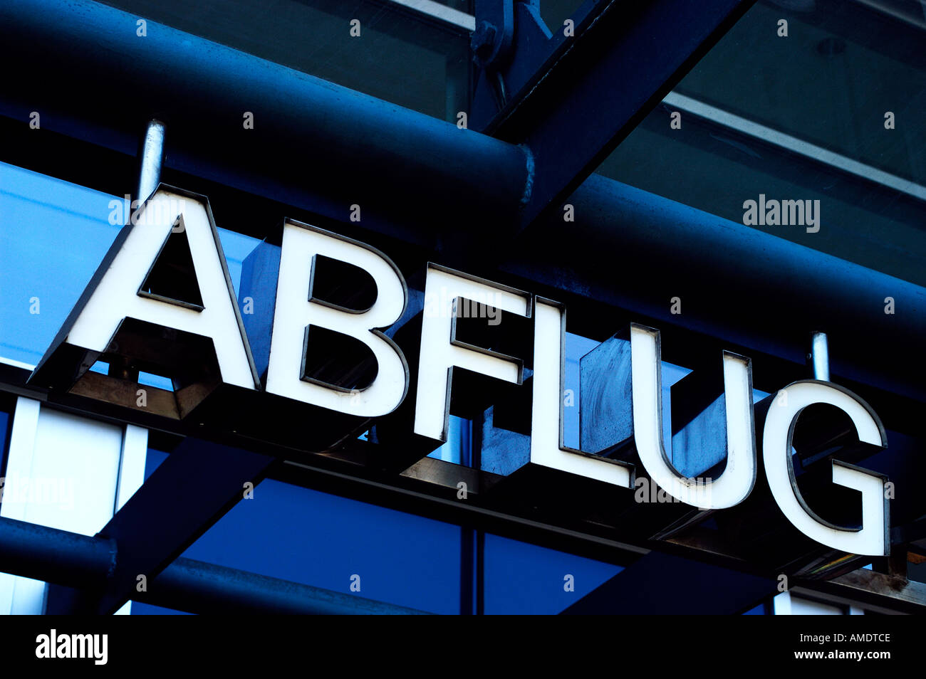 Abflug (partenza) segno su un aeroporto tedesco Foto Stock