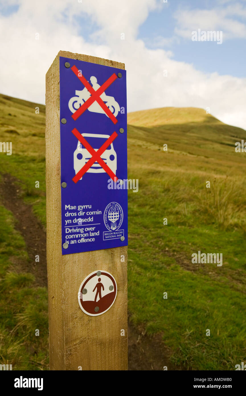 Open Access e cartelli di avvertimento che limitano la guida su terra comune Taff Fechan Brecon Beacons Wales UK Foto Stock