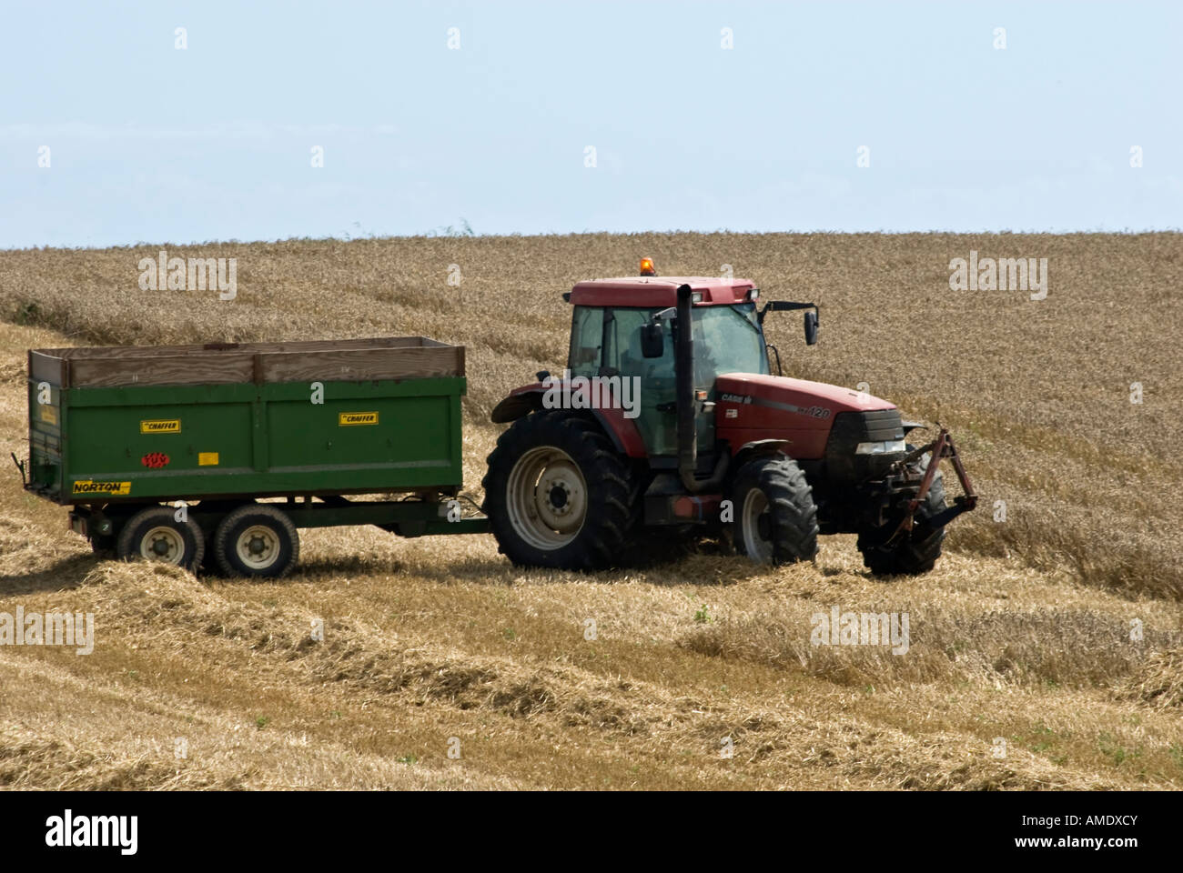 Rattore rimorchio Campo di lavoro raccolta Foto Stock