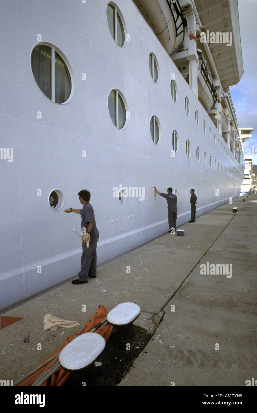 La nave di crociera in fase di ritocco di vernice in porto caraibico Foto Stock