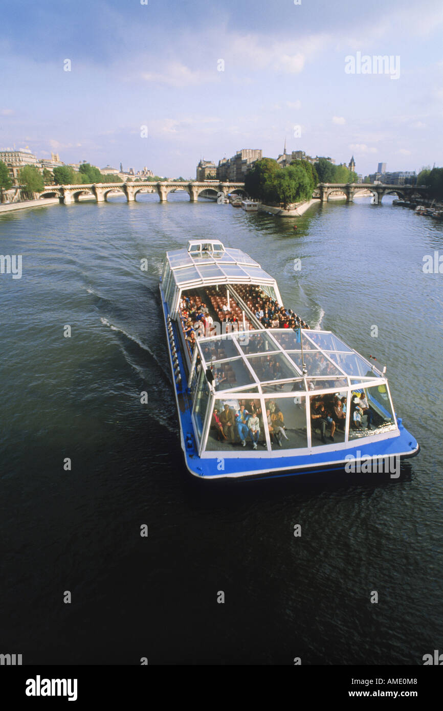 Nave passeggeri touring Parigi sul Fiume Senna con Pont Neuf e l'Ile de la Cite oltre Foto Stock