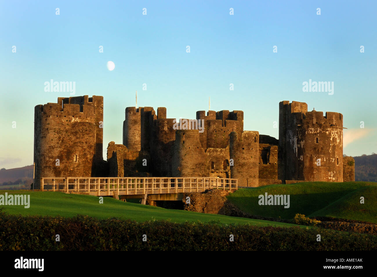 Luna crescente oltre il Castello di Caerphilly Foto Stock