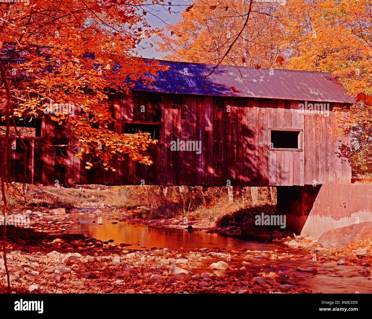 Ponte coperto sopra la forcella del sud di Saxton fiume vicino a Grafton nel Vermont Foto Stock