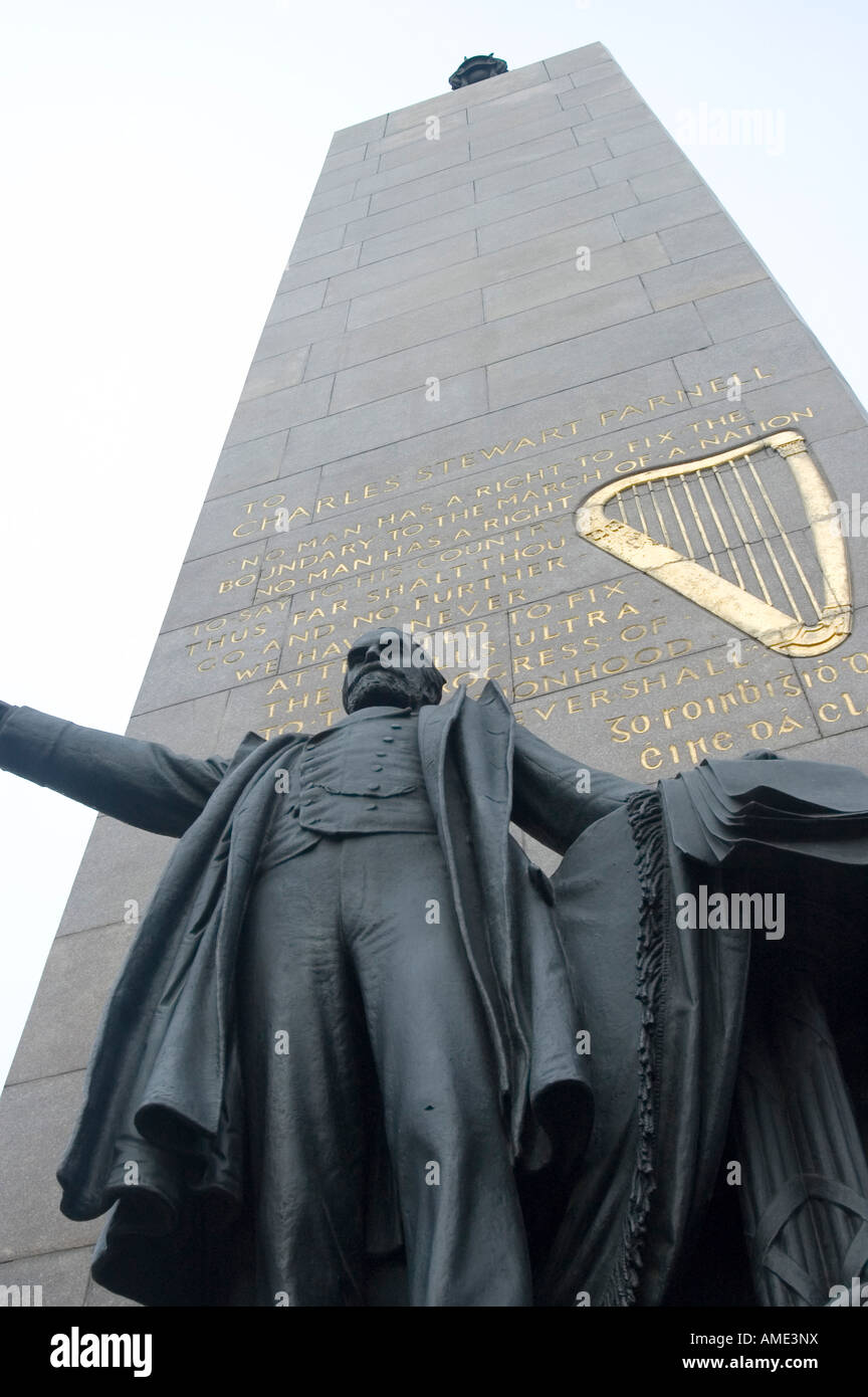 La statua del leader parlamentare irlandese Charles Stewart Parnell on O'Connell Street a Dublino, Irlanda Foto Stock