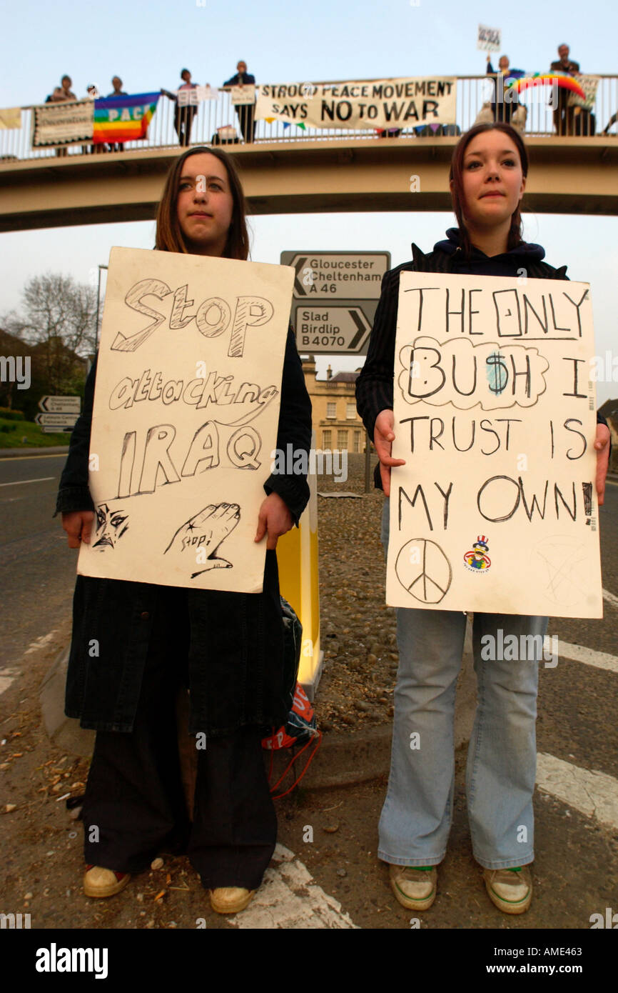 Anti guerra in Iraq manifestanti in Stroud Gloucestershire England Regno Unito Foto Stock