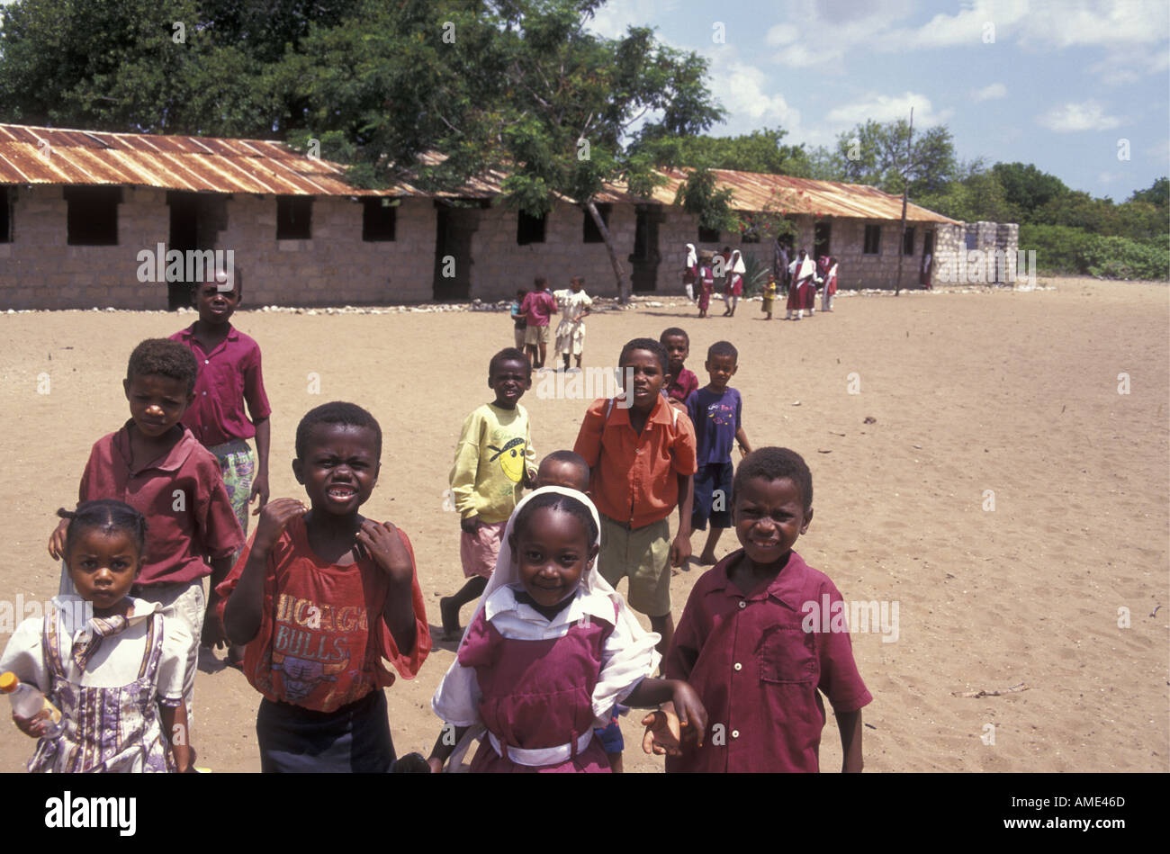 I bambini della scuola elementare al di fuori di Kipungani Scuola Primaria isola di Lamu Kenya Coast Africa orientale Foto Stock