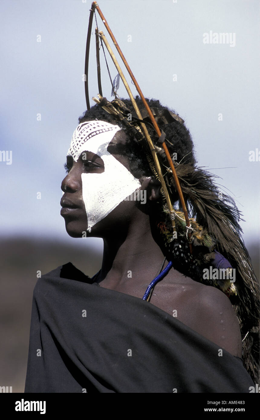 Maasai di gioventù con maschera facciale bianca Foto Stock