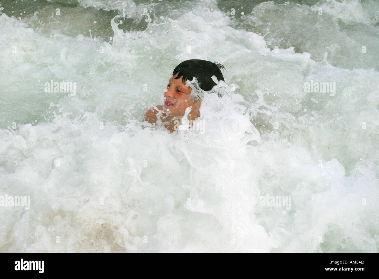Un modello (rilasciato) ragazzo di età compresa tra i 9 gode le onde del mare Mediterraneo, Costa Brava, Spagna. 2006. Foto Stock