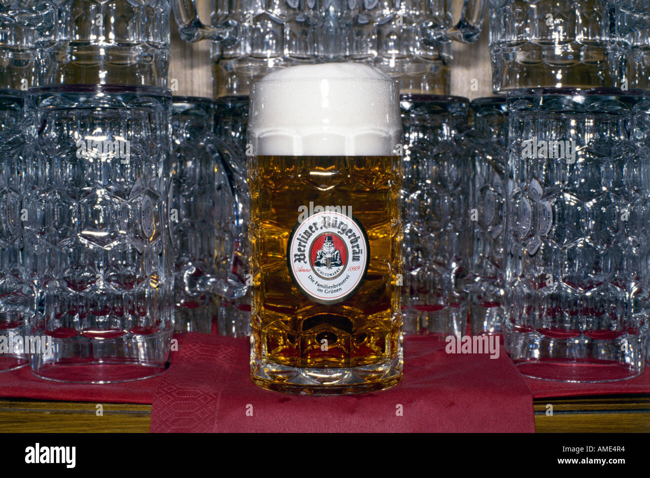 Un display di un alto e la formazione di schiuma stein riempito con birra a Berlino Foto Stock