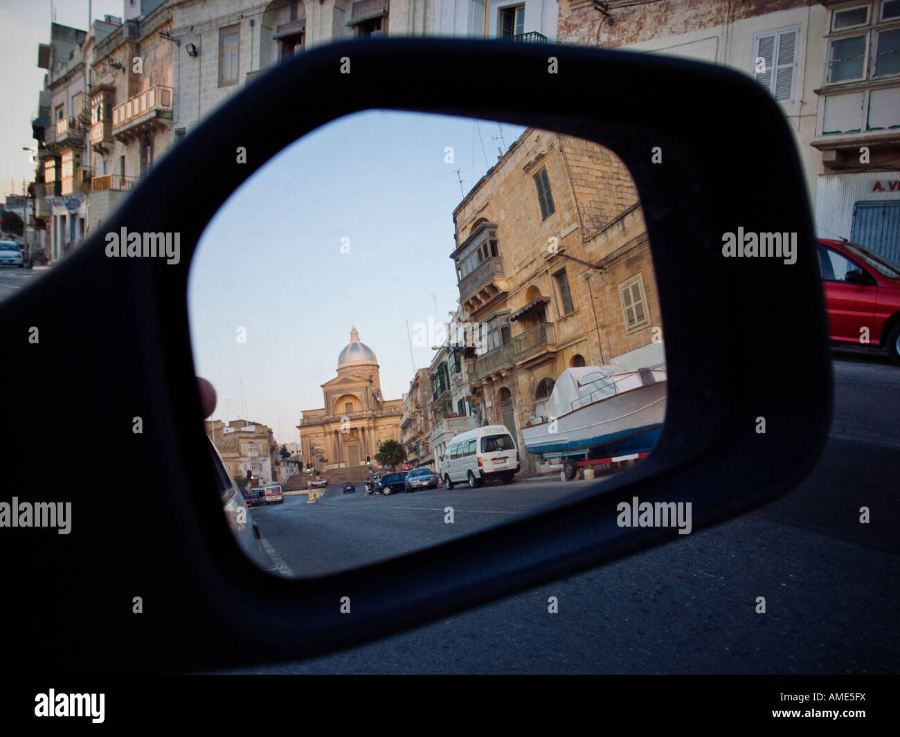 Santa Scolastica Chiesa riflessa nella vista posteriore specchio,Vittoriosa,Malta Foto Stock
