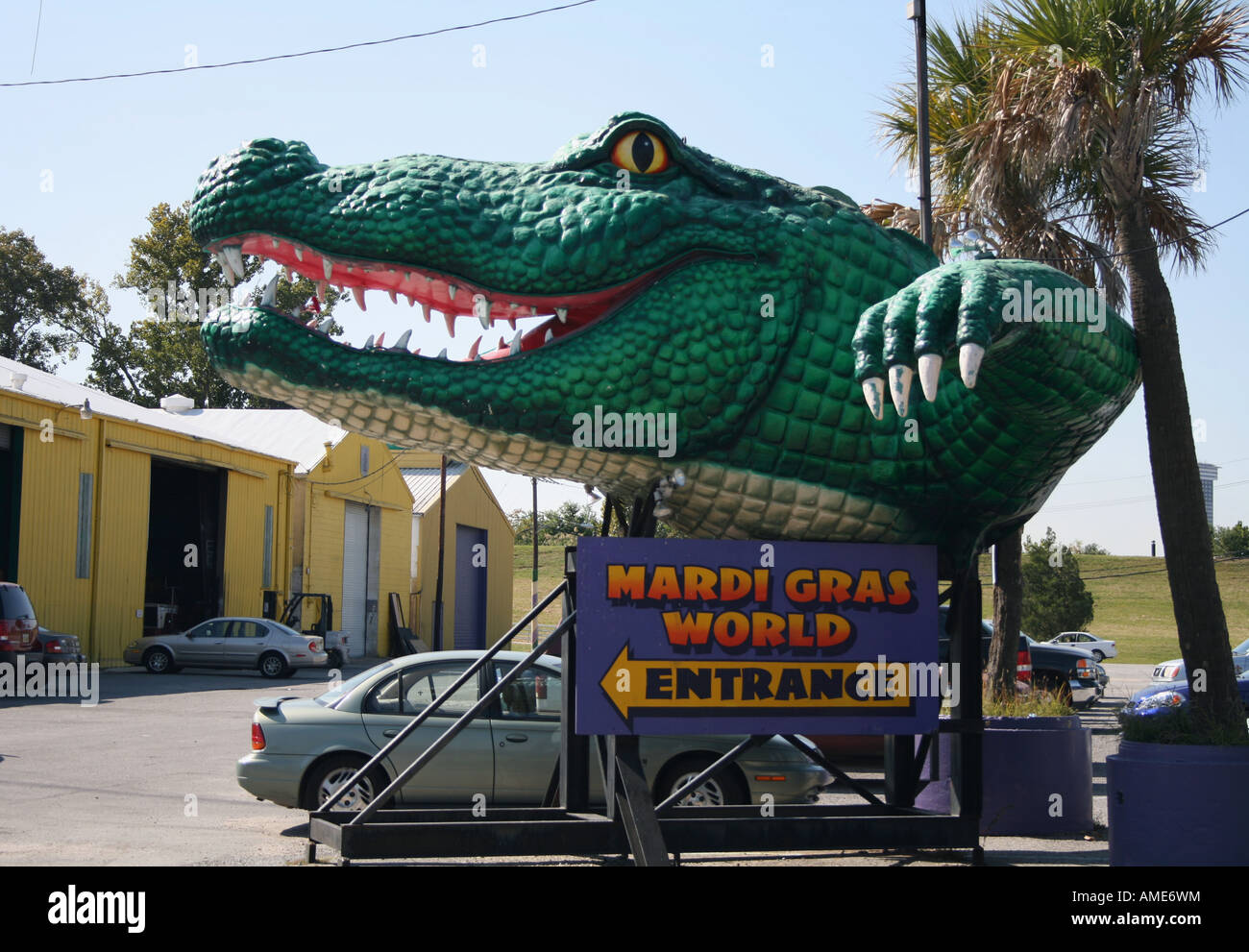 Il coccodrillo gigante modello e firmare per il Mardi Gras mondo algeri louisiana novembre 2007 Foto Stock