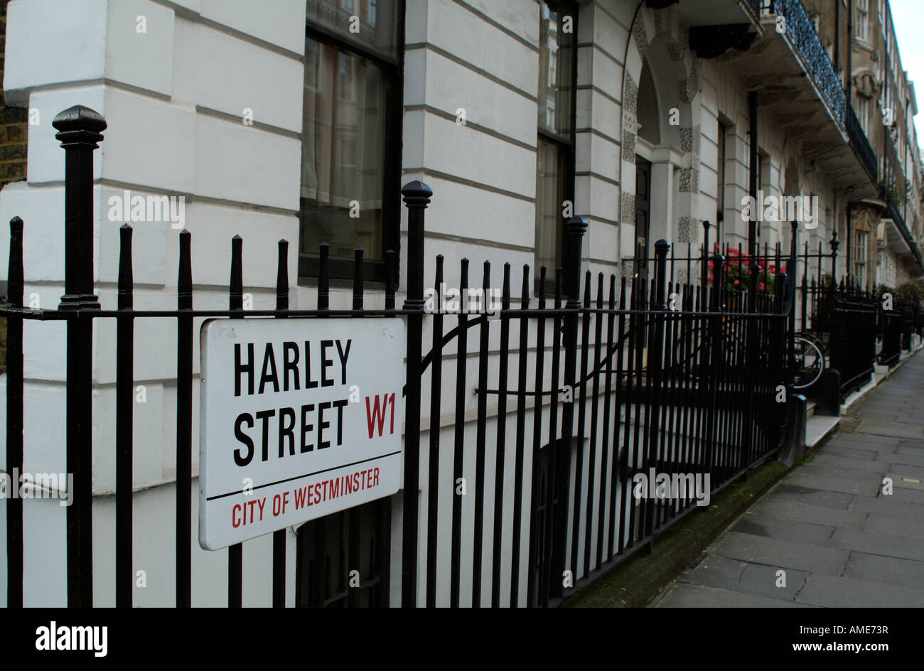 Harley Street W1 Cartello stradale centrale di Londra Inghilterra REGNO UNITO strada storica conosciuta per la sanità privata Foto Stock