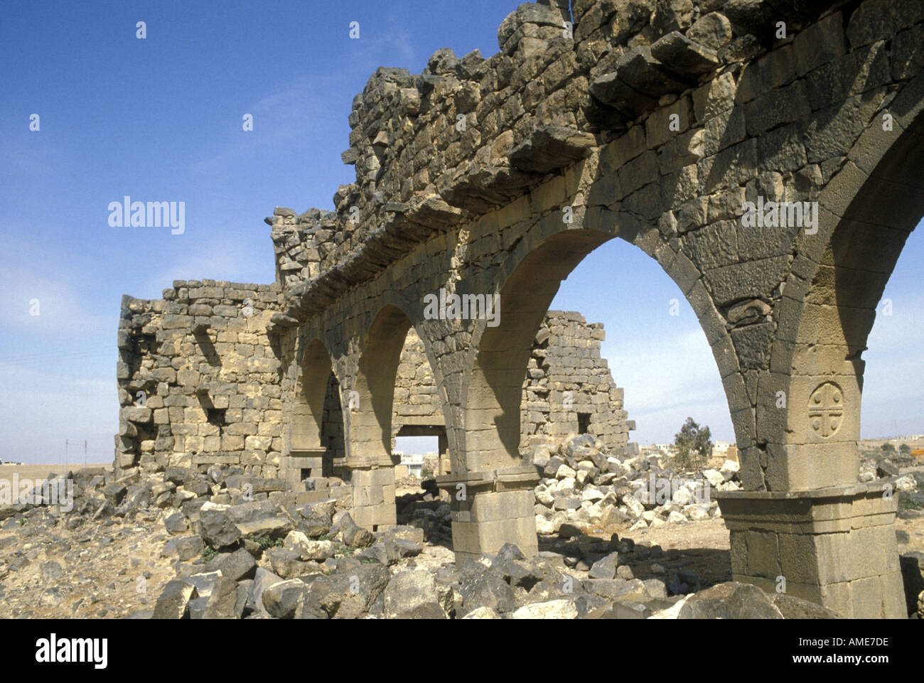 Le rovine della chiesa bizantina con croce in Umm al-Jimal Giordania Foto Stock