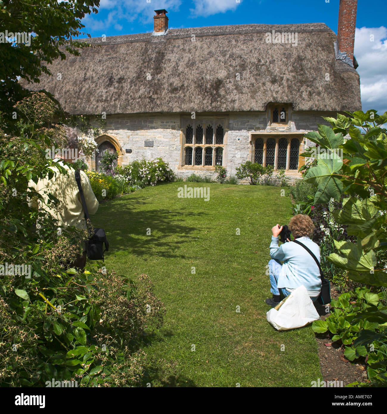 I visitatori di prendere le fotografie del sacerdote Casa di Muchelney nel Somerset. Foto Stock
