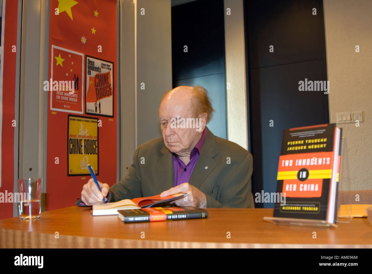 'Late Senator' 'Jacques Hebert' autographing 'due innocenti in rosso la Cina", co-autore era l'ex "Primo Ministro Pierre Trudeau" Foto Stock