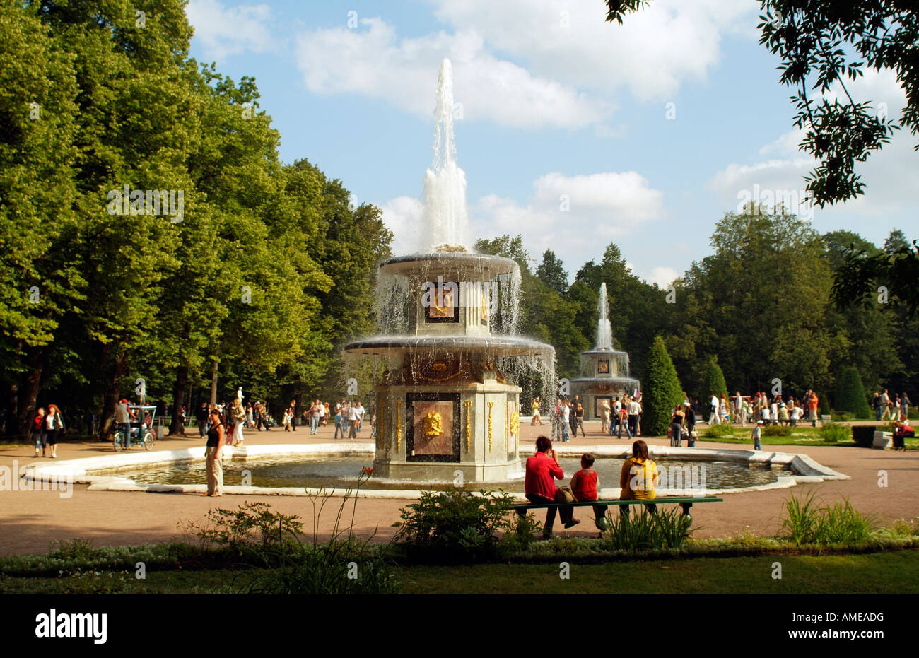 Il marmo fontane romane nel parco inferiore in corrispondenza di Peterhof San Pietroburgo Russia Foto Stock
