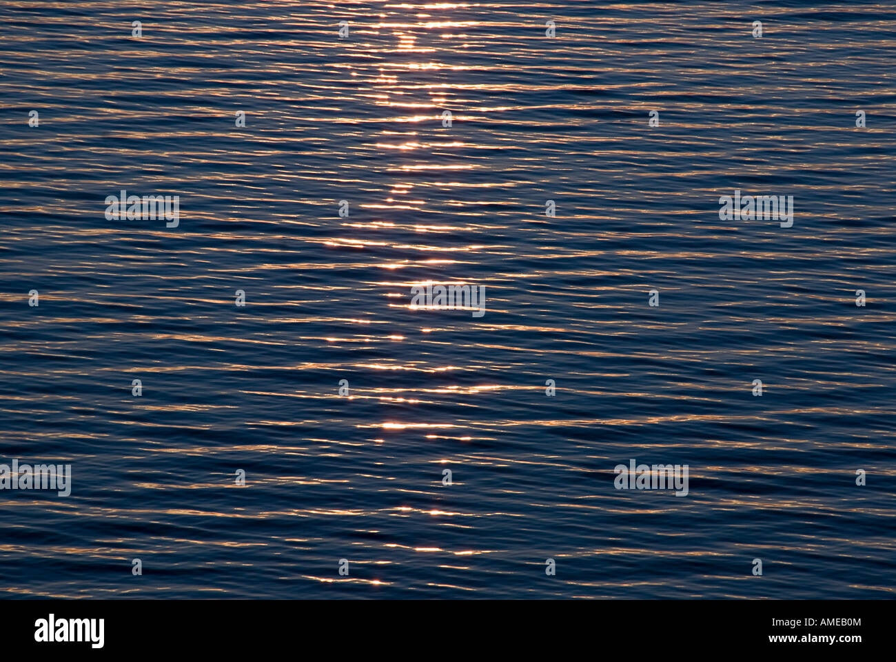 Modello di onde sulla superficie del mare in sunset Foto Stock