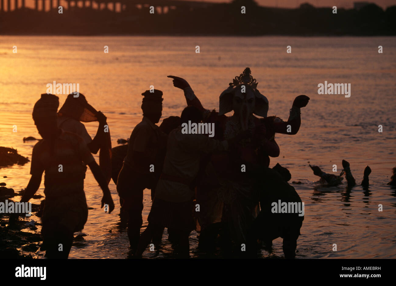 Durga Puja festival sul fiume Hugli vicino a quella di Howrah Bridge, Calcutta, India. Foto Stock