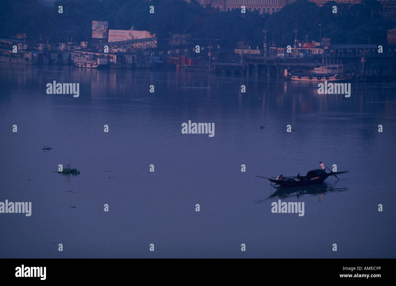 Fiume Hooghly visto da quella di Howrah bridge di Calcutta, in India. Foto Stock