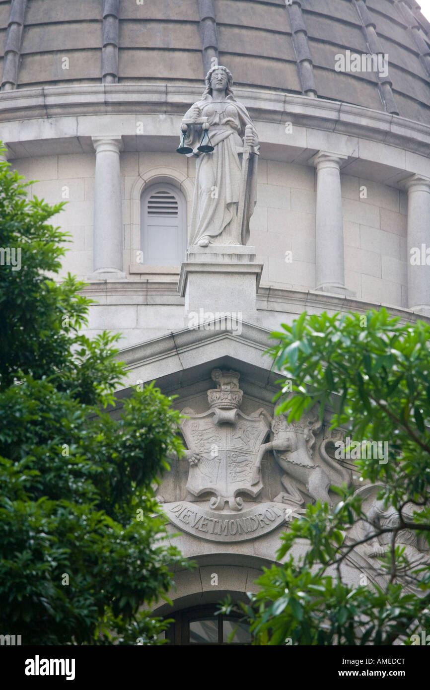 Una statua di giustizia rappresentata sull'edificio del Consiglio legislativo (in precedenza la Corte suprema) a Hong Kong, Cina. Foto Stock