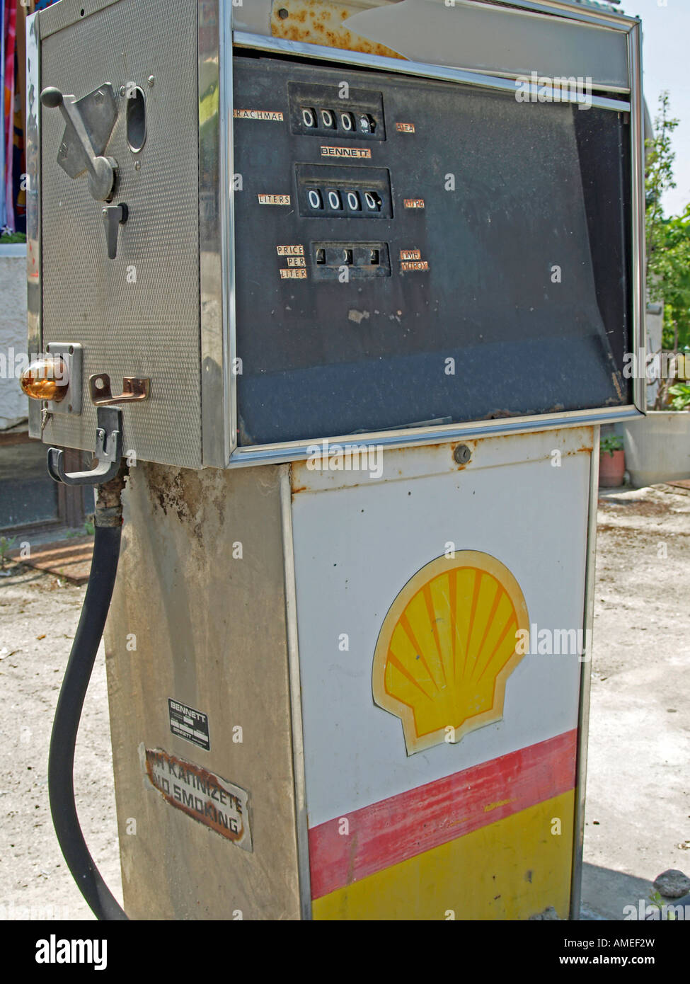 Stazione di riempimento vecchio rotto la pompa benzina della società Shell in Grecia Foto Stock