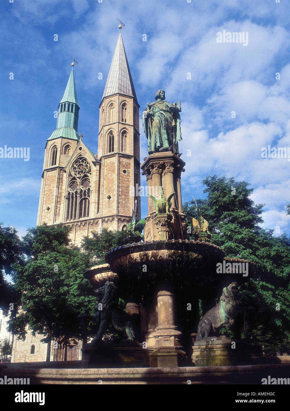 Una statua di fronte delle torri senza eguali del XII secolo XIV Katharinenkirche protestante Santa Caterina s chiesa nel Hagenmarkt della vecchia città guelfe di Braunschweig Brunswick Foto Stock
