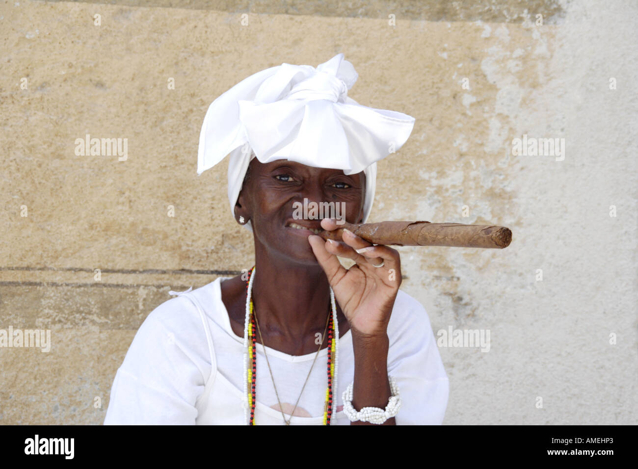 Donna cubana fumatori di sigaro grande Foto Stock