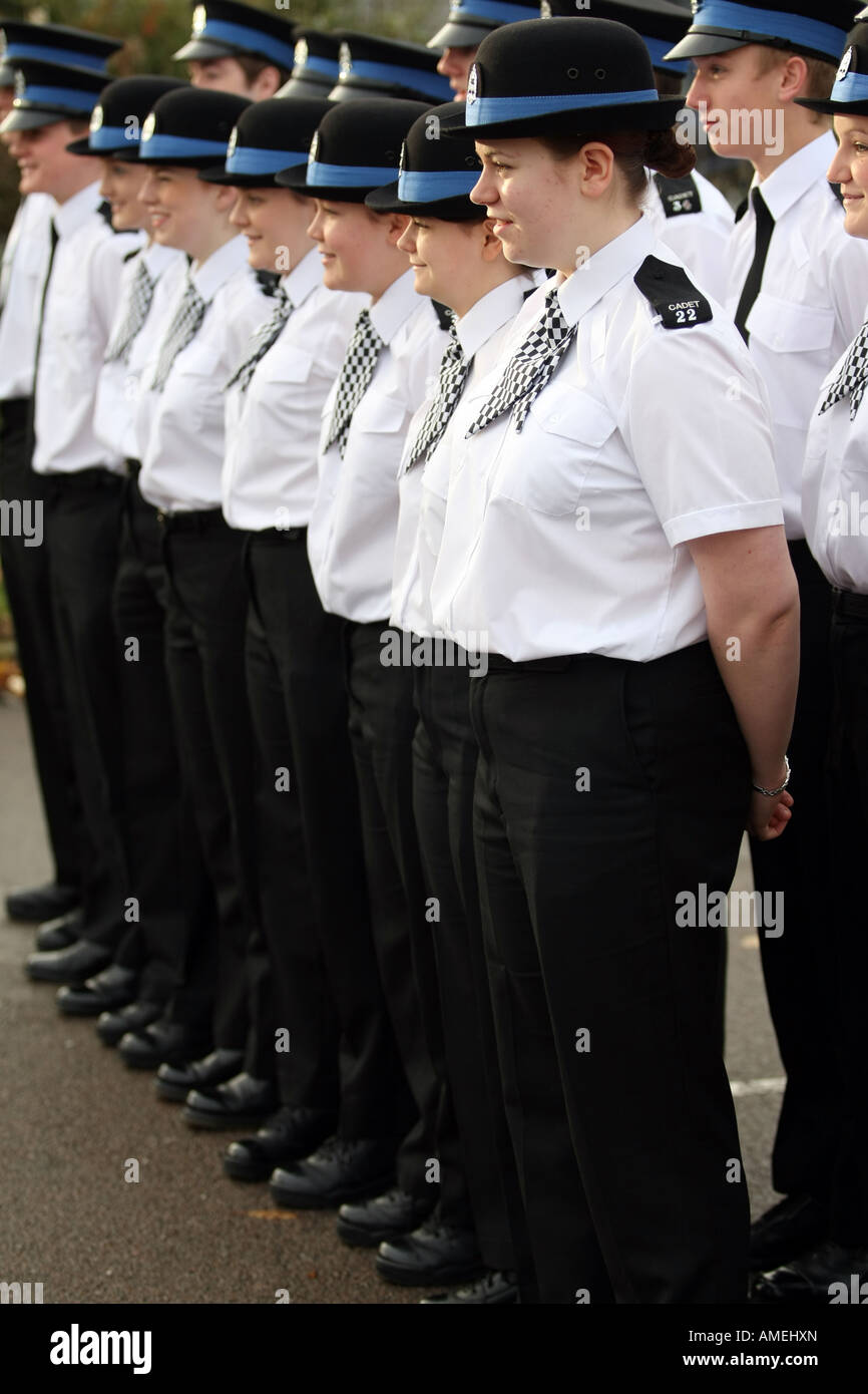 Giovane maschio e femmina cadetti di polizia dalla polizia Grampian basato a Aberdeen, Scozia, Regno Unito Foto Stock