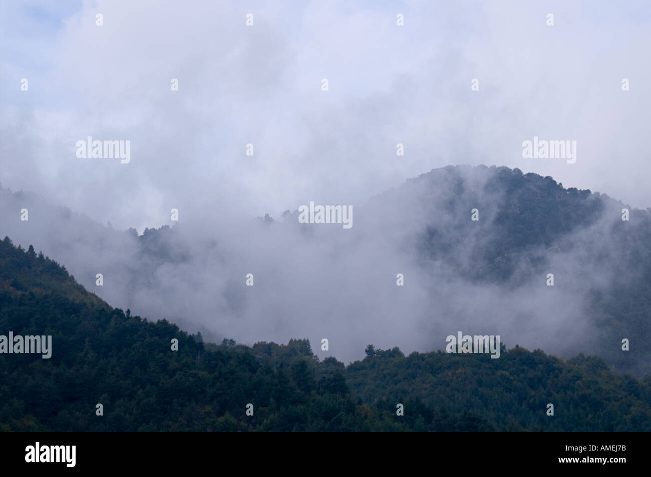 Nuvole e montagne Ampola Trentino alpi vicino al Lago di Garda Italia riserva ecologica con zona umida stagionale e lago di sentieri e visitatore ce Foto Stock