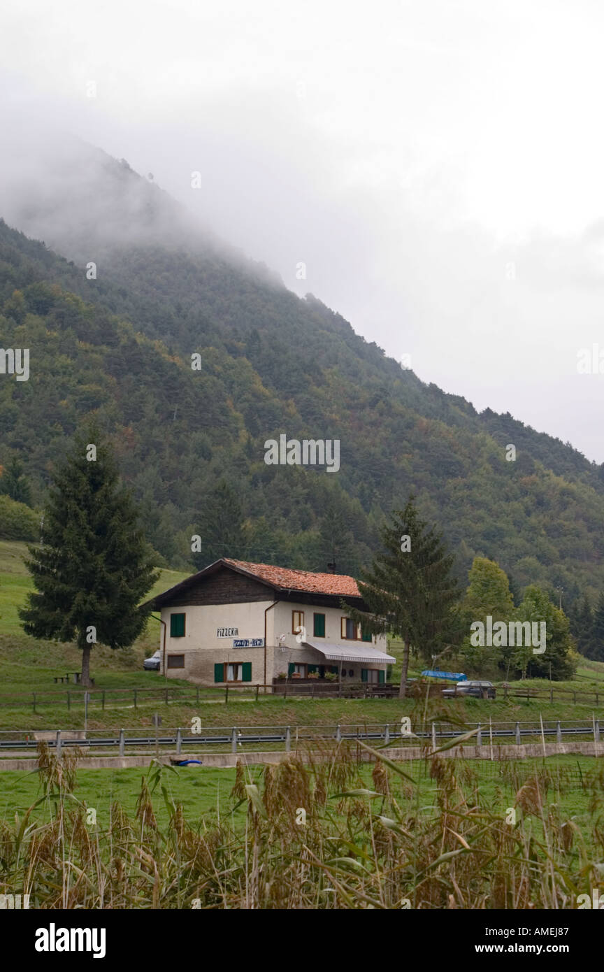 Pizzeria Ampola valle in Trentino alpi vicino al Lago di Garda Italia riserva ecologica con zona umida stagionale e lago di sentieri e visitatore cento Foto Stock