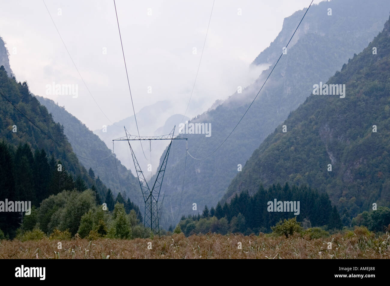 Val d'Ampola in Trentino alpi vicino al Lago di Garda Italia naturali riserva ecologica con zona umida stagionale e lago di sentieri e visitatore c Foto Stock